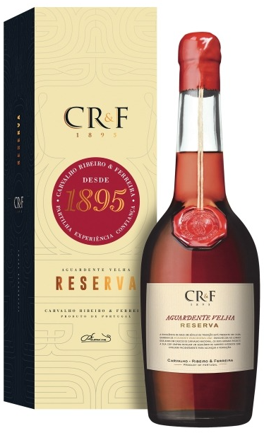 Aguardente CRF Carvalho Ribeiro e Ferreira, destilado envelhecido, em garrafa com rótulo, destaque para a reserva envelhecida.