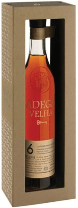 Aguardente Adega Velha 6 Anos da Quinta da Aveleda, destilado de reserva com garrafa e rótulo.