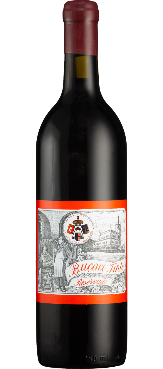 Taça de vinho tinto Bucaco com garrafa de vinho Bucaco Tinto ao fundo, destaque para a bebida e o copo de vidro transparente.