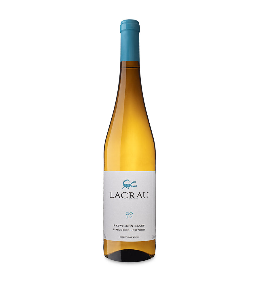 Vinho Lacrau Sauvignon Blanc da Secret Spot Wines, garrafa de vinho branco com rótulo branco e detalhes verdes sobre fundo branco