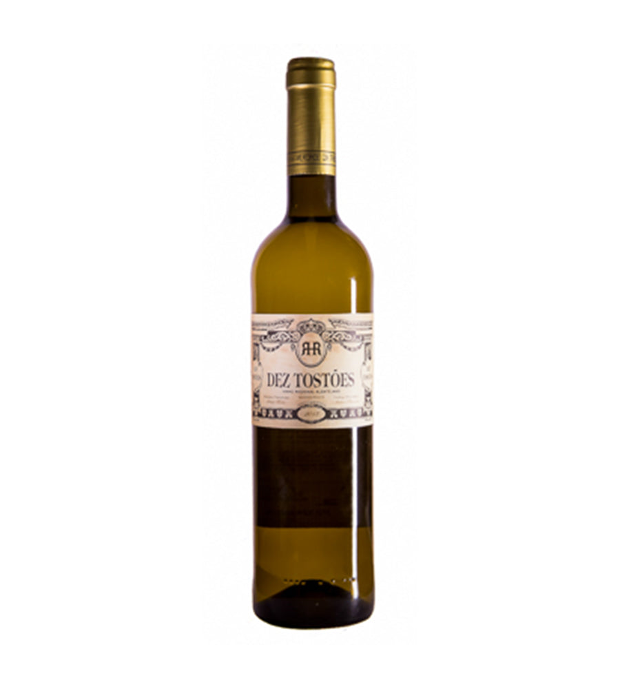 Taça de vinho branco Dez Tostões Branco da Herdade da Maroteira, com garrafa e taça de vinho em fundo branco.