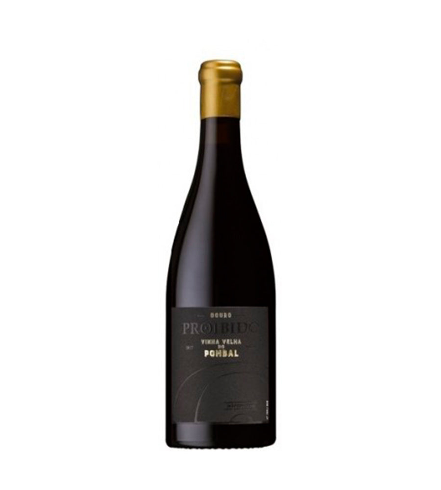 Vinho Proibido Vinha do Pombal, garrafa de vinho tinto com rótulo vermelho e dourado, em ambiente elegante.