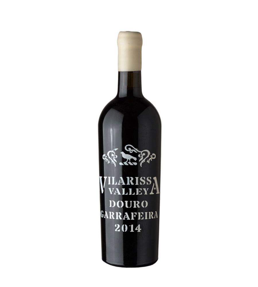 Garrafeira Vilarissa de vinhos, garrafa elegante com rótulo clássico, destaque para a marca Vilarissa.
