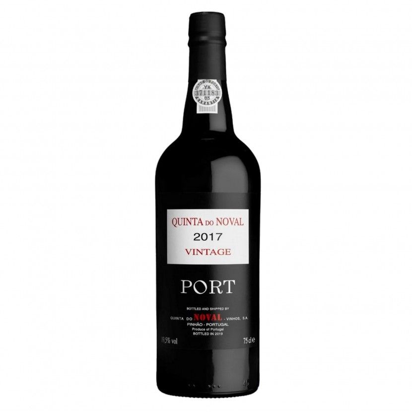 Vinho do Porto Quinta do Noval Vintage 2017 na garrafa, com rótulo elegante e detalhes do produto em fundo neutro