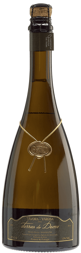 Taça com espumante Terras do Demo Branco Bruto, bebida espumante com borbulhas finas e cor dourada clara.