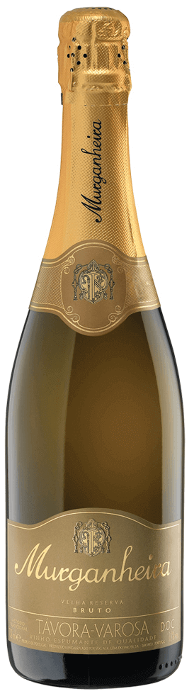 Espumante Murganheira Velha Reserva Bruto na taça, com garrafa ao lado, mostrando a elegância do vinho espumante português.