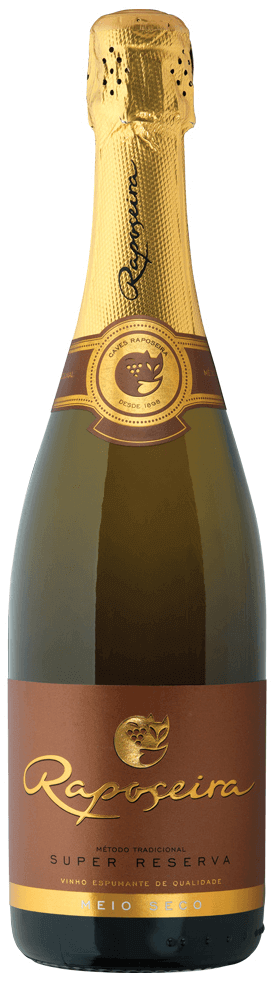 Taça de espumante Raposeira Super Reserva Meio Seco com bolhas finas e líquido dourado, ideal para celebrações especiais.