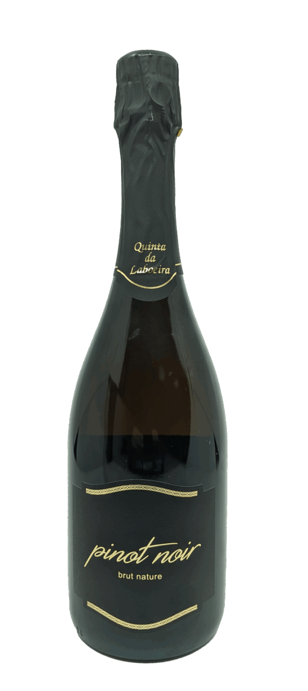 Espumante Quinta da Laboeira Pinot Noir Bruto na taça, com garrafa e detalhes da embalagem, em fundo neutro.