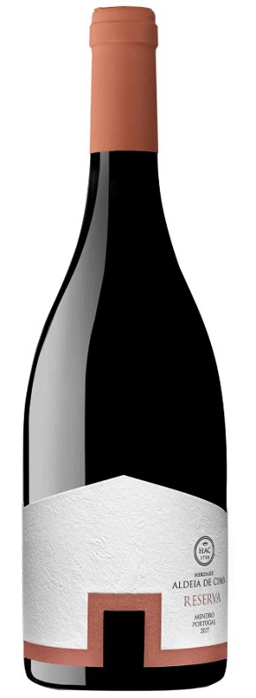 Taça de vinho tinto Herdade Aldeia de Cima Reserva Magnum, garrafa de 2020, destaque para rótulo e conteúdo do vinho.