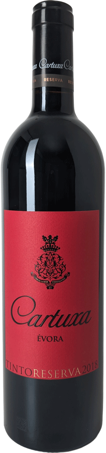 Taça de vinho tinto Cartuxa Reserva, vinho tinto da Adega da Cartuxa, com garrafa e rótulo em destaque.