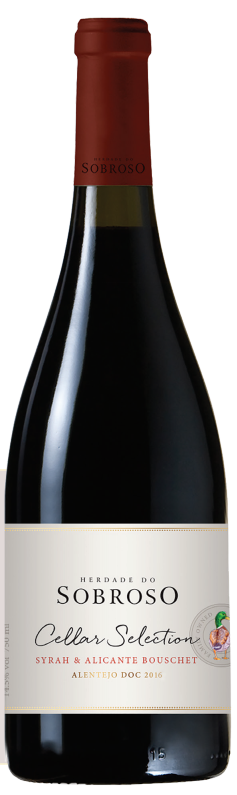 Taça de vinho tinto Herdade do Sobroso Cellar Selection Tinto, garrafa de vinho com rótulo elegante e detalhes do rótulo.