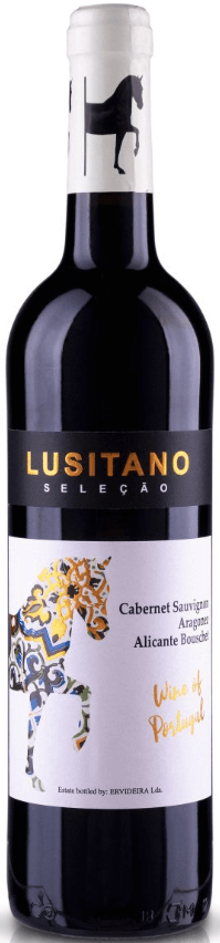 Taça de vinho Lusitano Tinto da Ervideira, garrafa de vinho tinto com rótulo detalhado, fundo neutro.