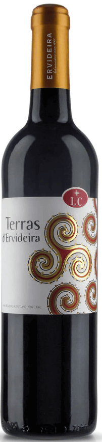 Taça de vinho tinto Ervideira Terras Ervideira, garrafa com rótulo e vinho vermelho no fundo branco.