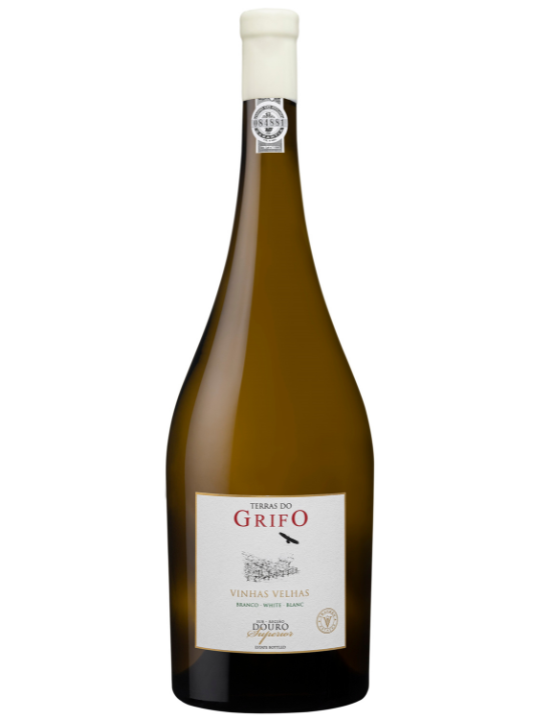 Taça de vinho branco Grifo Vinhas Velhas, com vinho branco na taça, destaque para a cor clara e brilhante do vinho.