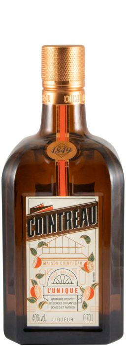 Licor Cointreau em garrafa elegante, destaque para a marca Cointreau, com líquido dourado transparente.