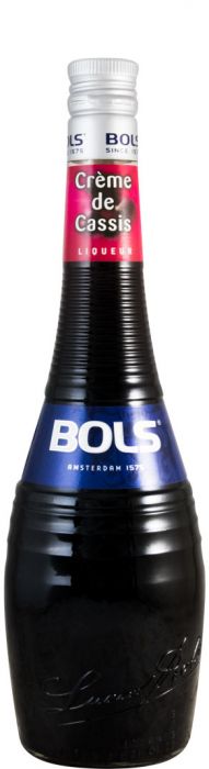 Licor Bols Creme de Cassis em garrafa, vidro transparente com líquido roxo escuro e rótulo colorido.