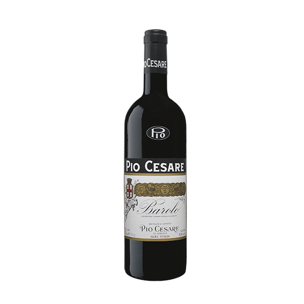 Taça de vinho tinto Pio Cesari Barolo, vinho italiano do mundo, com garrafa e taça em destaque.