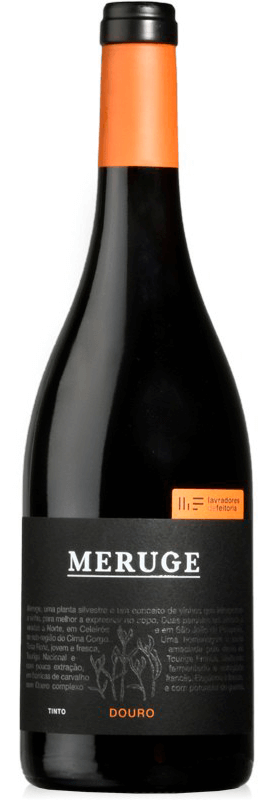 Vinho tinto Meruge da Lavradores da Feitoria, garrafa com rótulo elegante, destaque para o rótulo e a cor do vinho.