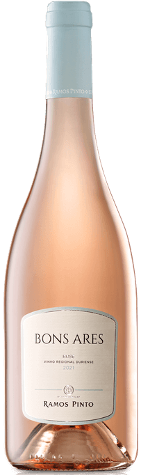 Taça de vinho rosé Bons Ares Rose da Jose Maria Vieira, garrafa de vinho rosé 2021, com rótulo e detalhes visíveis