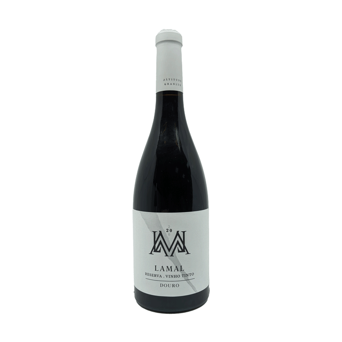 Taça de vinho tinto Quinta do Lamal Reserva, vinho safra 2020, com garrafa e taça de vidro em fundo branco