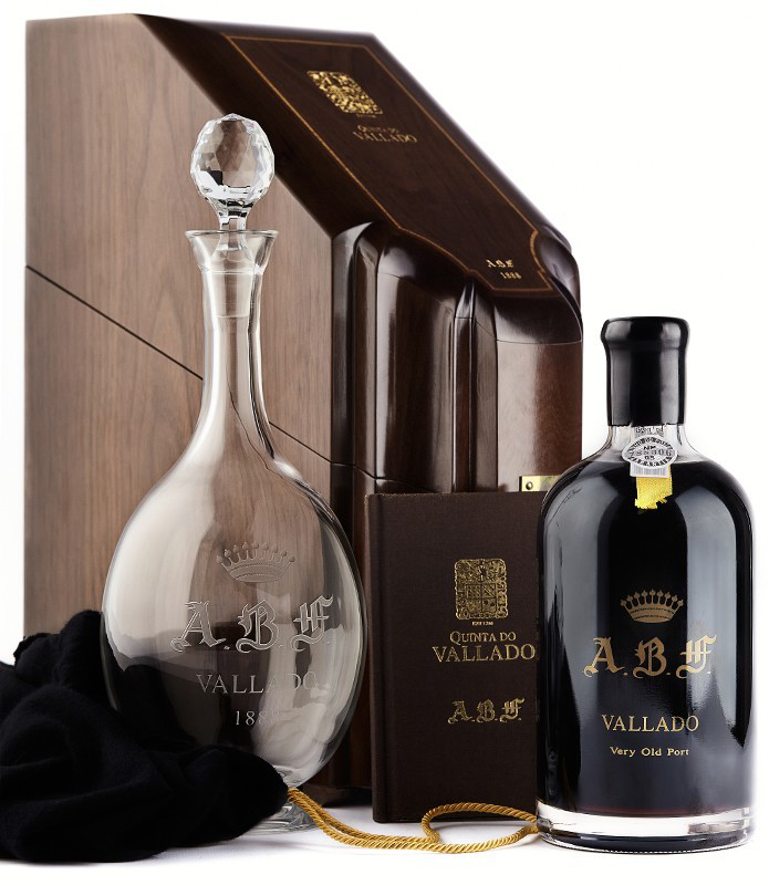 Taça de vinho do Porto Quinta do Vallado ABF 1888, com garrafa antiga e rótulo detalhado de vinho do Porto envelhecido