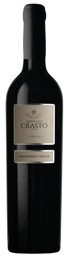 Taça de vinho tinto Quinta do Crasto Maria Teresa 2017, destaque para o rótulo na garrafa de vinho.