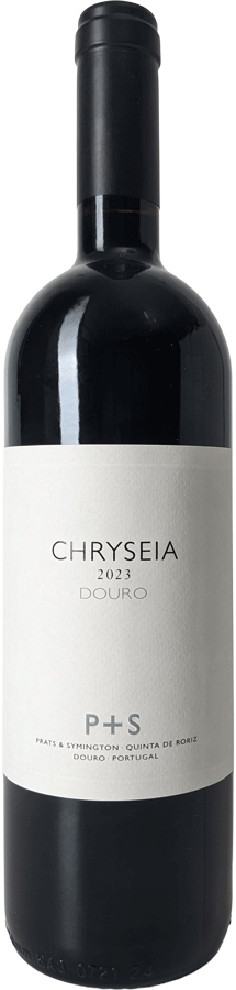 Vinho tinto Chryseia 2022, garrafa elegante em uma mesa de vinho, destaque para rótulo clássico e sofisticado.