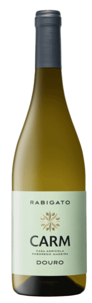 Vinho branco Carm Rabigato de 2024, garrafa com rótulo branco e detalhes dourados, destaque na imagem.