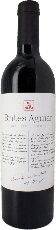 Vinho tinto Brites Aguiar, garrafa de vidro com rótulo colorido, destaque para a marca Brites Aguiar.