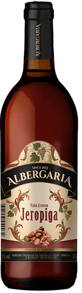Jeropiga Albergaria, vinho doce de Madeira, servido em taça, destaque na garrafa com rótulo.