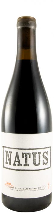 Taça com vinho tinto Natus, da marca Hamilton Reis, servido em copo transparente, destacando a cor rubi do vinho.