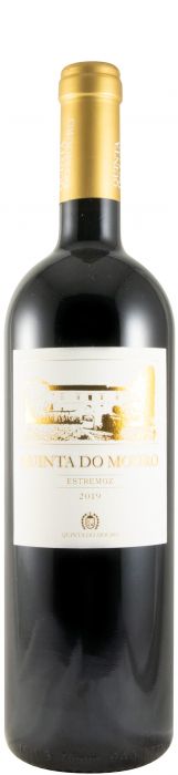 Taça de vinho Quinta do Mouro R.Dourado com garrafa ao fundo, destaque para rótulo e cor dourada do vinho em taça de vidro.