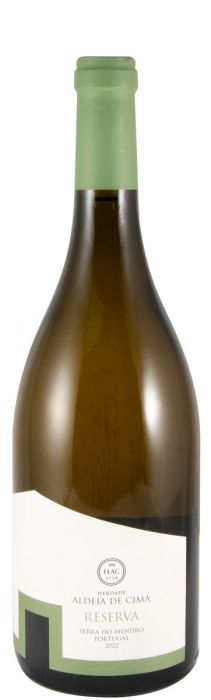 Taça de vinho branco Herdade Aldeia de Cima Reserva, com garrafa e rótulo na mesa.
