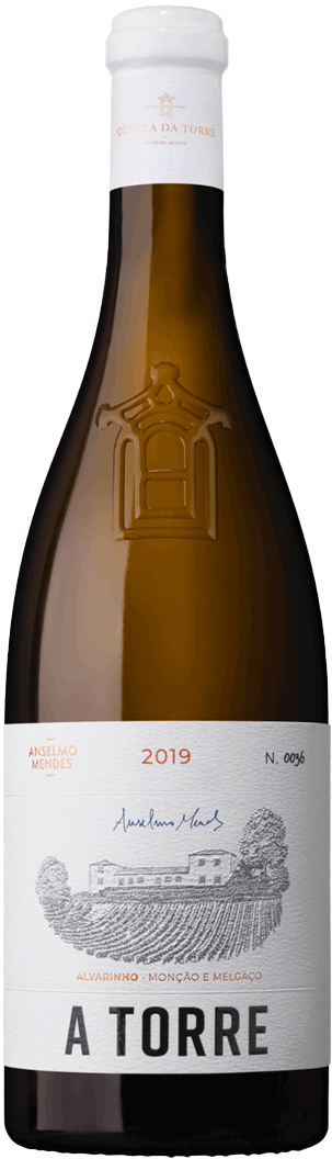Vinho Verde branco Anselmo Mendes A Torre Alvarinho 2019 em taça, rótulo com detalhes do vinho Alvarinho.