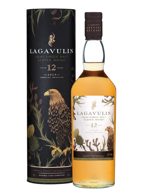 Garrafa de whisky Lagavulin 12 anos, destilado escocês envelhecido, com rótulo dourado e embalagem elegante.