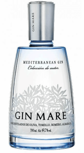 Garrafa de Gin Mare Mediterranea, destilado da MG Destilerías, com design elegante e rótulo visível em fundo neutro.