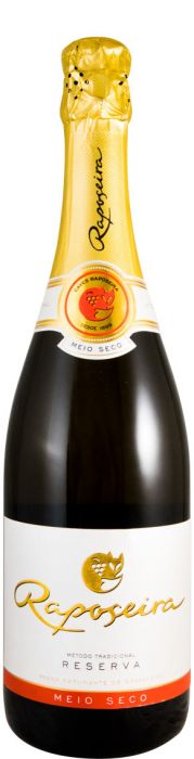 Espumante Raposeira Reserva Meio Seco na taça, com borbulhas e líquido dourado, destaque para elegância e brilho da bebida.
