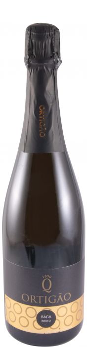 Espumante Quinta Ortigão Baga Brut na taça, com garrafa ao lado, mostrando a elegância do espumante português.