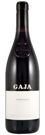 Taça de vinho Gaja Barbaresco, vinho tinto italiano da marca Gaja, mostrado em taça de cristal com fundo neutro.