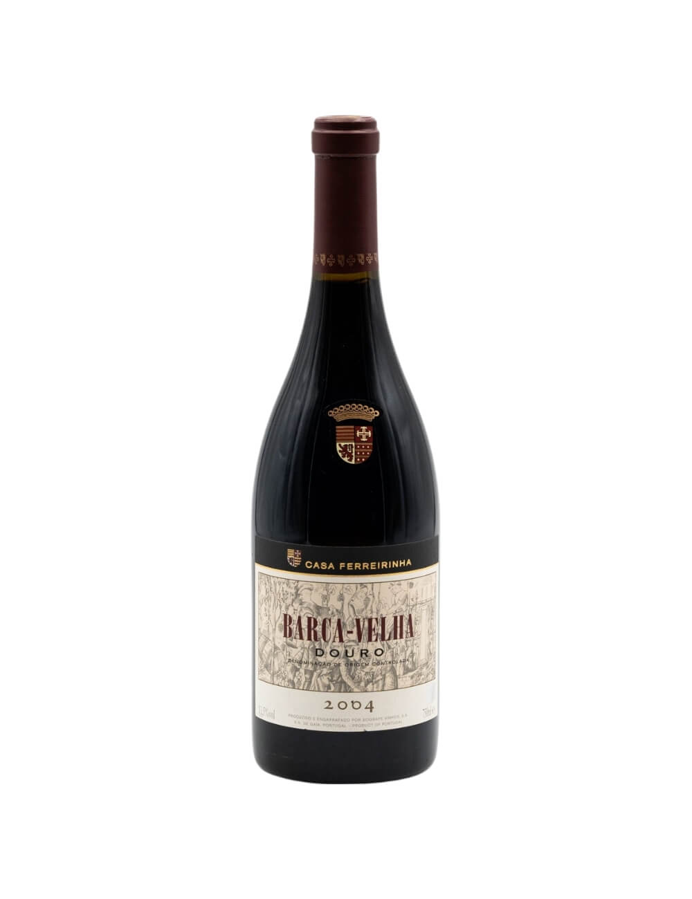 Taça de vinho com garrafa de Barca Velha 2004, destaque para rótulo clássico e cor rubi intensa.