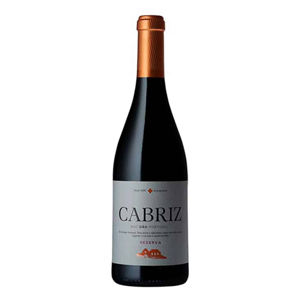 Taça de vinho tinto Cabriz Reserva da Global Wines, garrafa de 75cl, refletindo a cor rubi intensa.