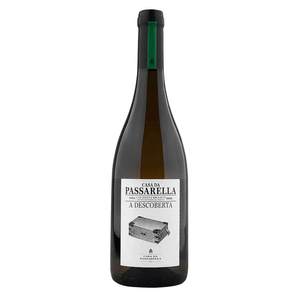 Vinho Casa da Passarela Descoberta Branco 2022 em garrafa, rótulo branco com detalhes dourados, disponível na imagem.