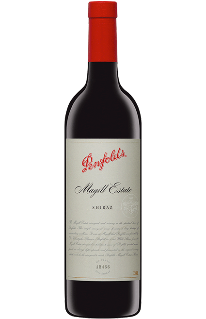 Taça de vinho Penfolds Magill 2009, vinho Shiraz do mundo, com garrafa e rótulo visíveis.