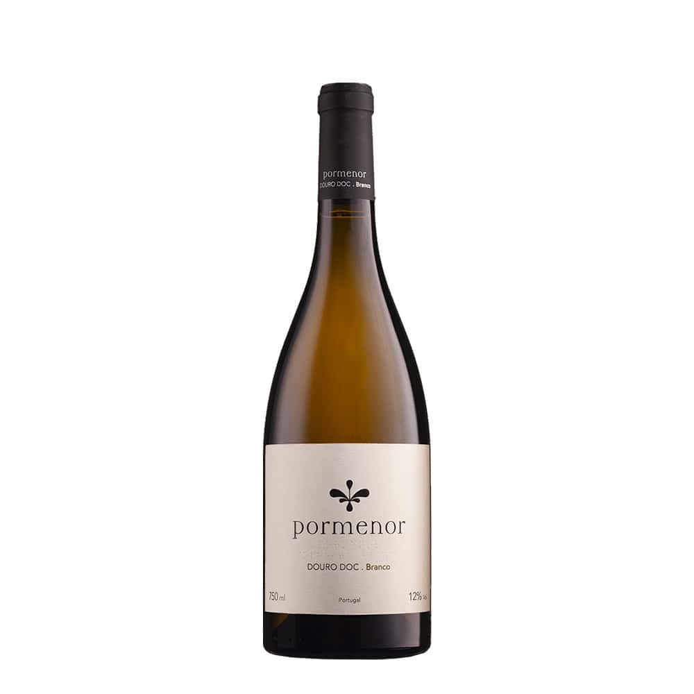 Taça de vinho branco Pormenor Branco da Pormenor Vinhos sobre mesa, destaque para a bebida clara e brilhante.