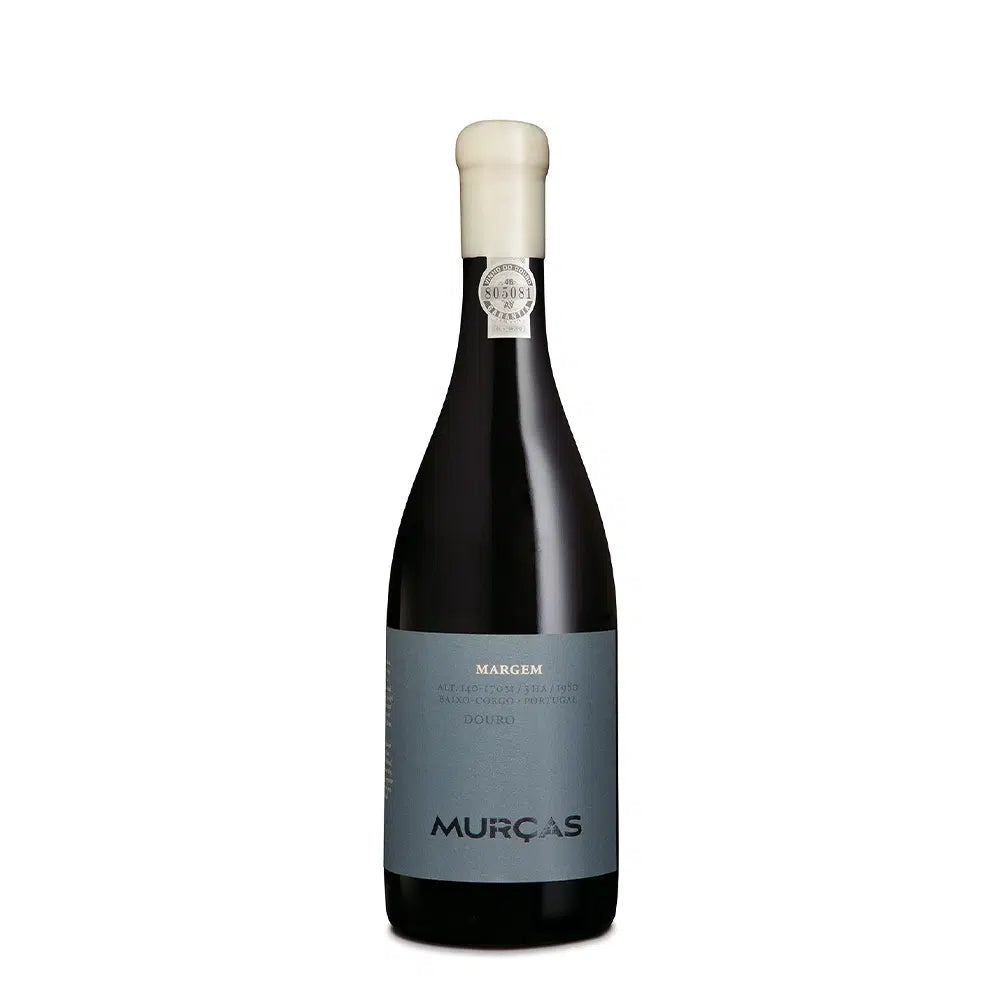 Taça de vinho tinto Quinta de Murças Margem Tinto da Esporão, com taça de vinho e garrafa ao fundo.