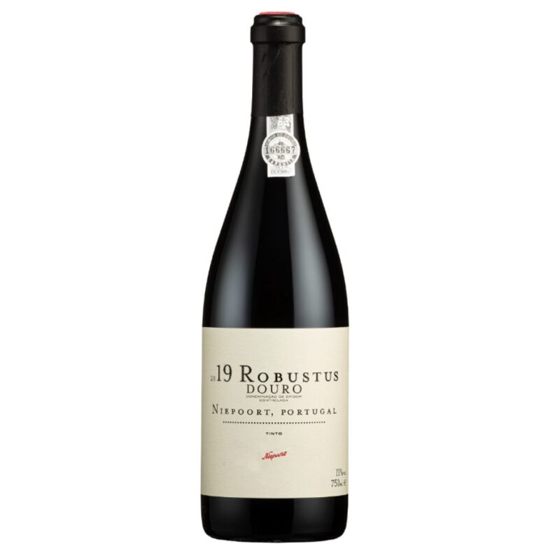 Taça de vinho tinto Robustos Niepoort 2019, com garrafa e taça em fundo branco, destaque para o rótulo do vinho.
