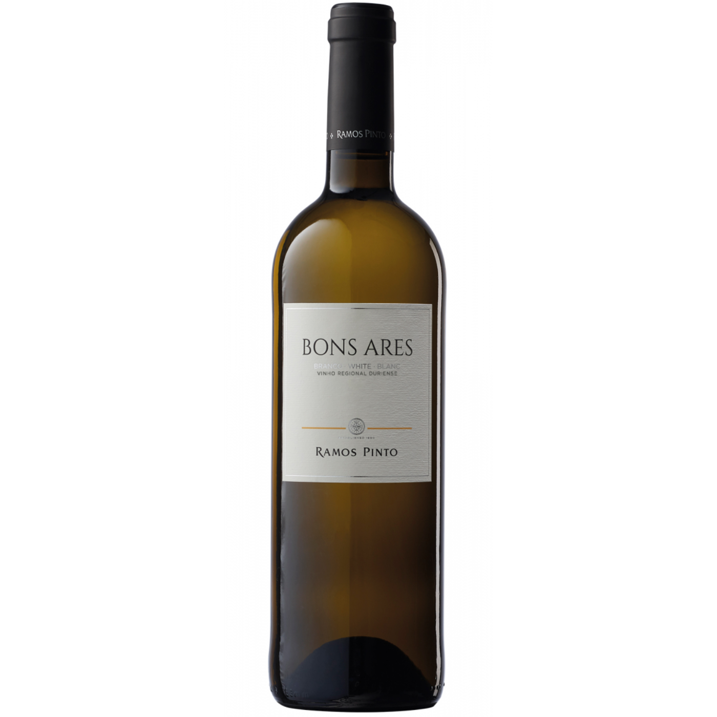 Vinho branco Ramos Pinto Bons Ares Branco 2024 em taça, com garrafa ao fundo, destaque na cor amarelo claro.