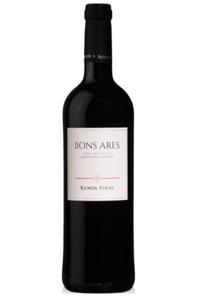 Taça de vinho tinto Bons Ares da Jose Maria Vieira, vinho tinto de 2016, com cor rubi intensa e aromas frutados.