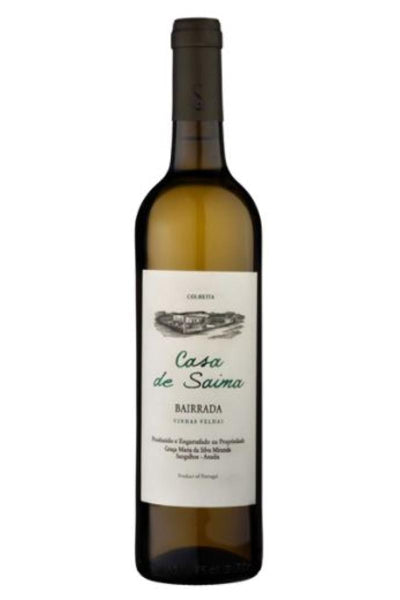 Taça de vinho branco Casa de Saima Vinhas Velhas Branco, garrafa de vinho branco de 2018, em ambiente elegante.