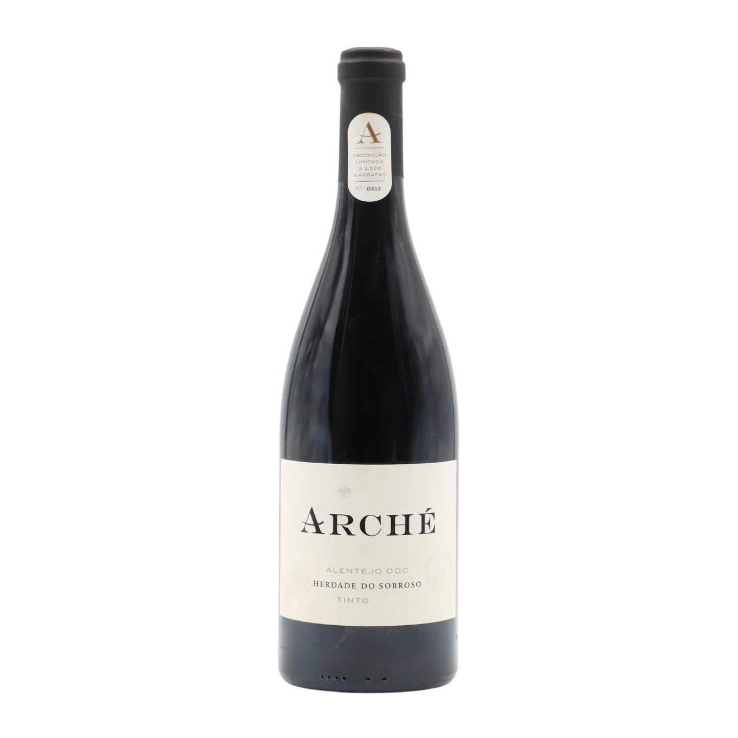 Taça de vinho tinto Herdade Sobroso Arche 2022, com garrafa de vinho vermelho na mesa.
